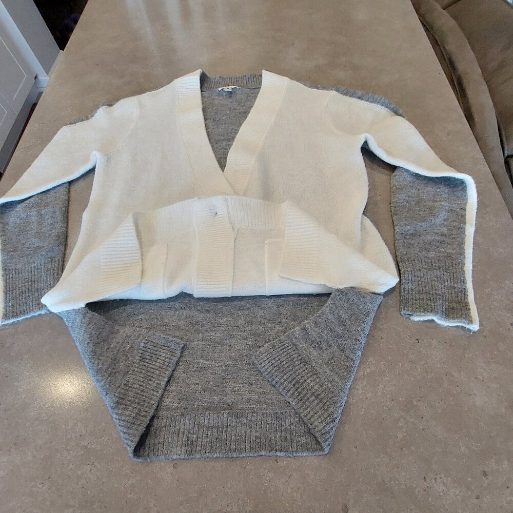 VIGOSS Women's White/Grey Colorblock Button Down Cardigan w/Pockets - Size Small